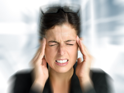 Frau mit Schmerzen durch Migräne